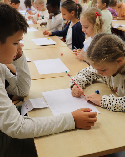  In der vergangenen Woche bekam die 1. Klasse Besuch von ihren Patinnen und Paten aus der 3. Klasse. Gemeinsam spielten...