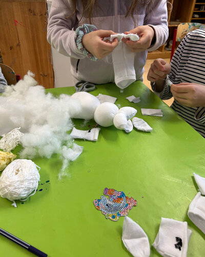 In den Winterferien wurde im Hort der Elisabeth-Abegg-Grundschule fleißig genäht: Aus einfachen Socken entstanden mit...