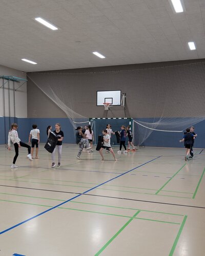  In der Klasse 6a unserer Elisabeth-Abegg-Grundschule fand ein Selbstverteidigungskurs statt.
Die Schülerinnen und...