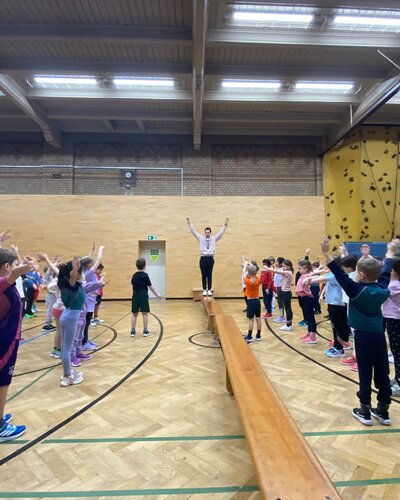 Kurz vor den Winterferien wurde es noch einmal richtig sportlich in der Elisabeth-Abegg-Grundschule: Beim großen...