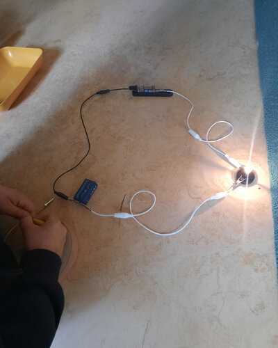  Strom zum Anfassen

Im Sachunterricht haben die Schülerinnen und Schüler das Thema Strom intensiv erforscht. Gemeinsam...