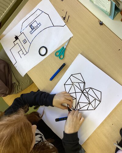 Im Kunstunterricht der 6b unserer Elisabeth-Abegg-Grundschule wurde es kreativ. Die Schülerinnen und Schüler gestalteten...