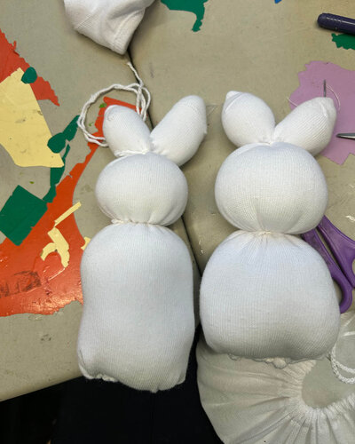 In den Winterferien wurde im Hort der Elisabeth-Abegg-Grundschule fleißig genäht: Aus einfachen Socken entstanden mit...