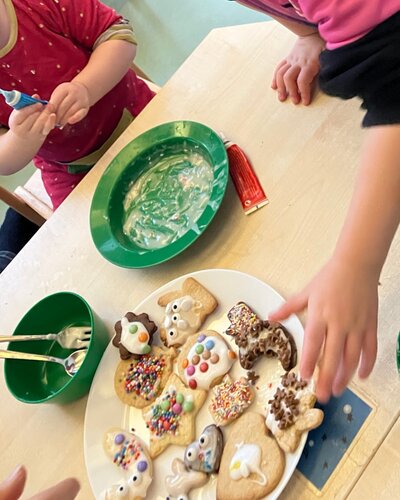Adventsmarkt mit Bastelangeboten, Weihnachtsgottesdienste und gemeinsames Plätzchen backen - vor den Ferien wurde es in...
